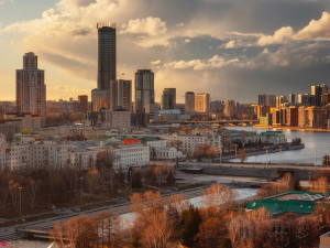 О землю струи бьются косо...